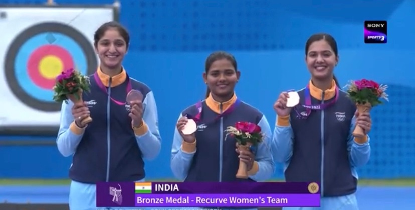 KanwariaSimran's tweet photo. Indian Archers all the way👏😍
Proud of them🇮🇳🫡
Giving Remarkable performances in the Individual and team events👏😍🏹and winning medals🥇🥈🥉
Amazing indeed👏Thrilled to watch them doing their best 😍🔥Best wishes for their future ventures👍
#Archery 
#AsianGames 
#Cheer4India https://t.co/XWapZBqgrX