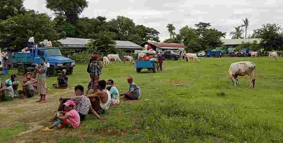 Khithitofficial's tweet photo. ရေဦး၊ ဖိန်းကားရွာရှိ ပြည်သူပိုင် ဆန်စက်ကို စစ်တပ် စစ်ကြောင်းက ဖောက်ထွင်းပြီး ဆန်အိတ်များ ခိုးယူသွား
Read more->https://t.co/HwxuKd4sie https://t.co/wiGlMGxtPi