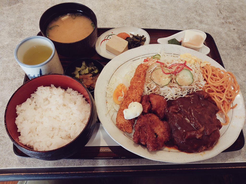 「姫路「喫茶ミチ」のミチランチ こういう全部乗せタイプの喫茶店定食、おっさんになっ」|吉光のイラスト