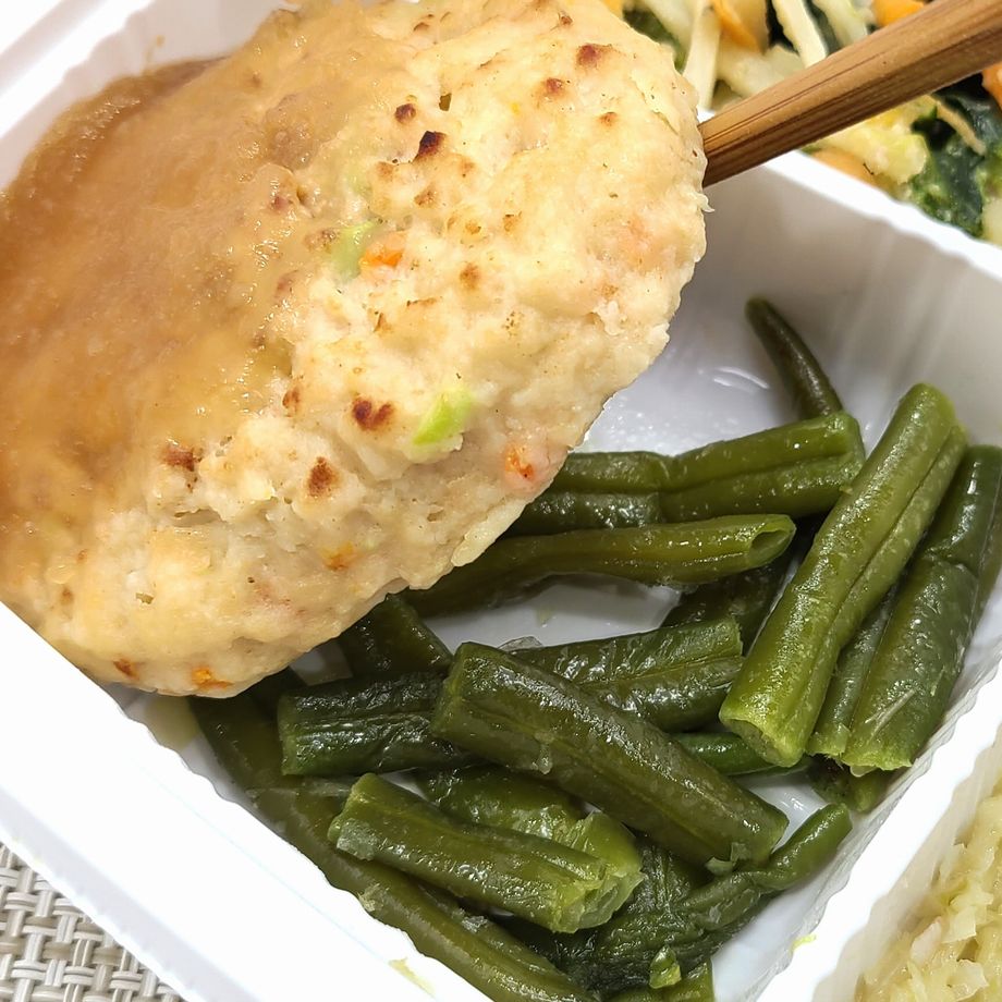 kosetan2018's tweet photo. まごころケア食・健康バランス「豆腐おろしハンバーグ弁当」を食べました😆👍🍱

大き目の豆腐ハンバーグにたっぷり野菜炒め。付け合わせのインゲンもちゃんと入り、食べ応えのあるセットでした。まごころケア食はまとめ買いに対応で容器が薄くなったのですが、これだけボリュームがあれば問題なし😆 https://t.co/6YYsLfwgfN