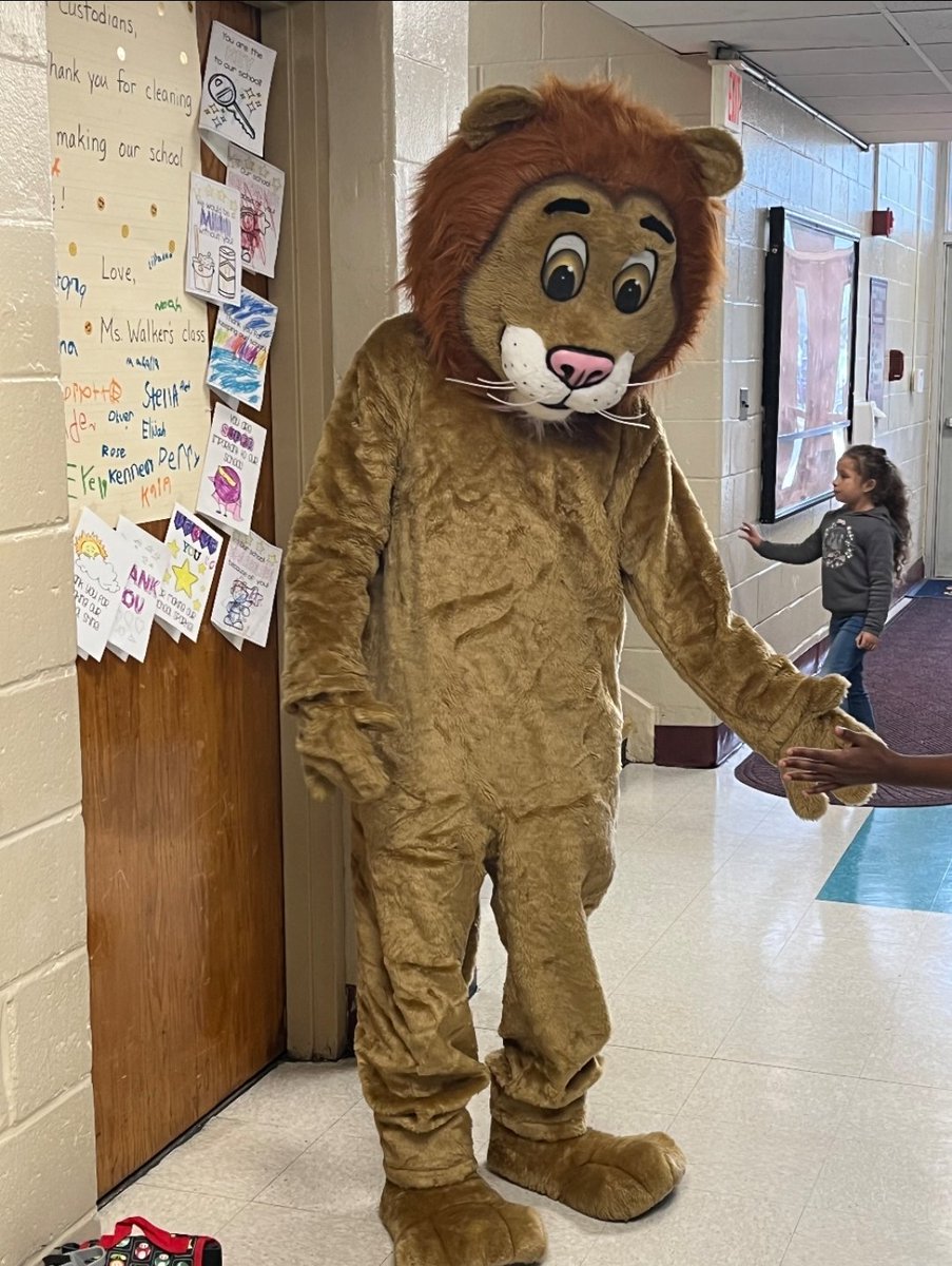 LKellyMARSD's tweet photo. Cliff helped me kick-off our P.A.W.S program at Cliffwood School. The students and staff were so happy to see him back at school! #cliffwoodproud @MARSDNJ https://t.co/h7zj0jhfbH