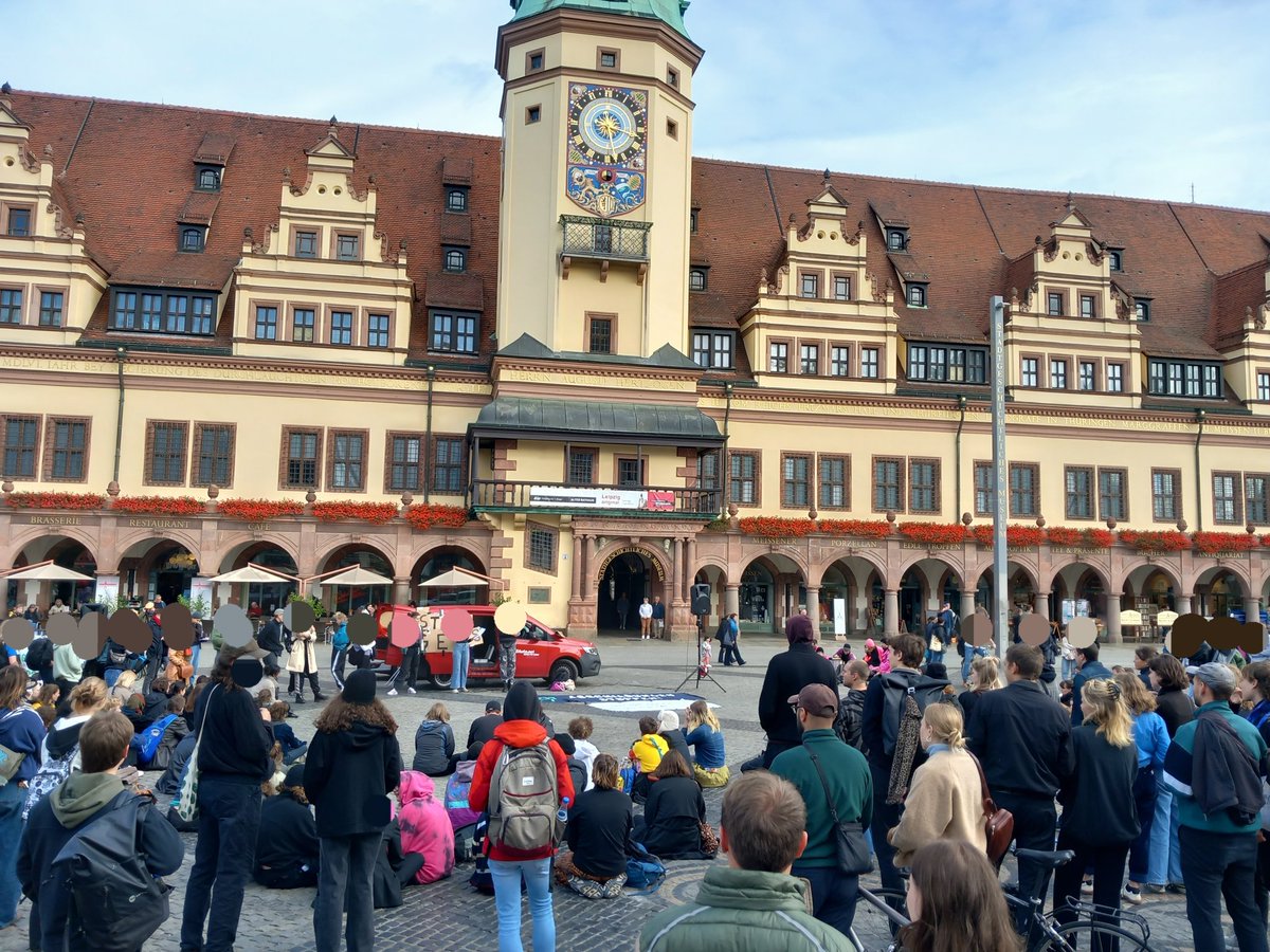 sfr_ev's tweet image. Wir demonstrieren heute mit vielen anderen gegen die gefährliche Entrechtung von Geflüchteten durch den geplanten EU-Migrationspakt. 

Nein zur willkürlichen Inhaftierung! 
Nein zur de facto- Abschaffung des Asylrechts!

#StopGEAS