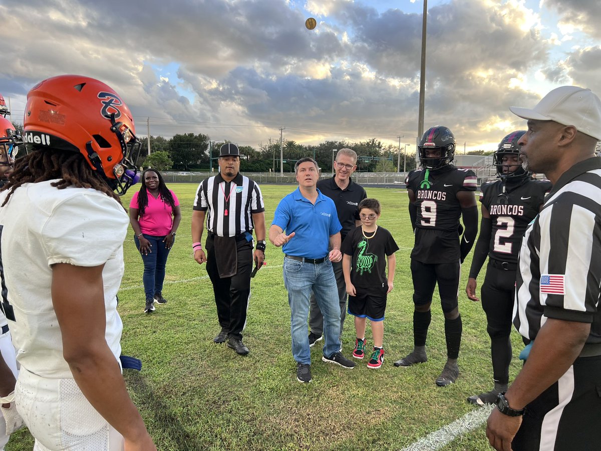 Our Annual Youth League Night was a major success. Thank you to everyone who played a role in this event, and major thanks to @Wellingtonflgov, Vice Mayor Napoleone, Councilman McGovern, Councilwoman Siskind, & @WCFLFootball. See everyone at our Homecoming Game.