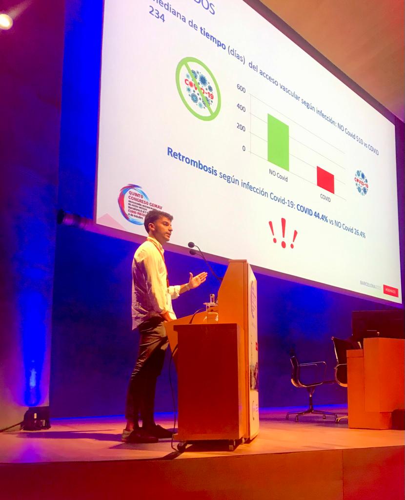 ➡️ Nuestro R4, F. Bertomeu, exponiendo el trabajo "TROMBOSIS DE FAVi y #COVID19 DURANTE LA PANDEMIA" en #GEMAV23 👉 vida media < del #accesovascular en el grupo #COVID19 &amp; > retrombosis 🧐