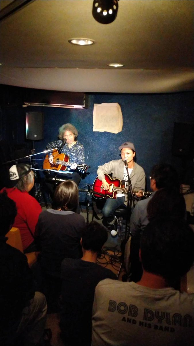 Jet761Boogie's tweet photo. 小山卓治さんの熊本応援ライブ
今年は伊藤隆史と共にセッションに
エントリー。
昨年、ジョン・レノンの命日に入籍した隆史が「ジョンにまつわるこの曲を」つって名曲NYNYを小山さんと共に。
一本取られた。最高だ。
#小山卓治 #伊藤隆史 from #THELACKS #1WEST72STREETNYNY10023 https://t.co/evnTf83wzC