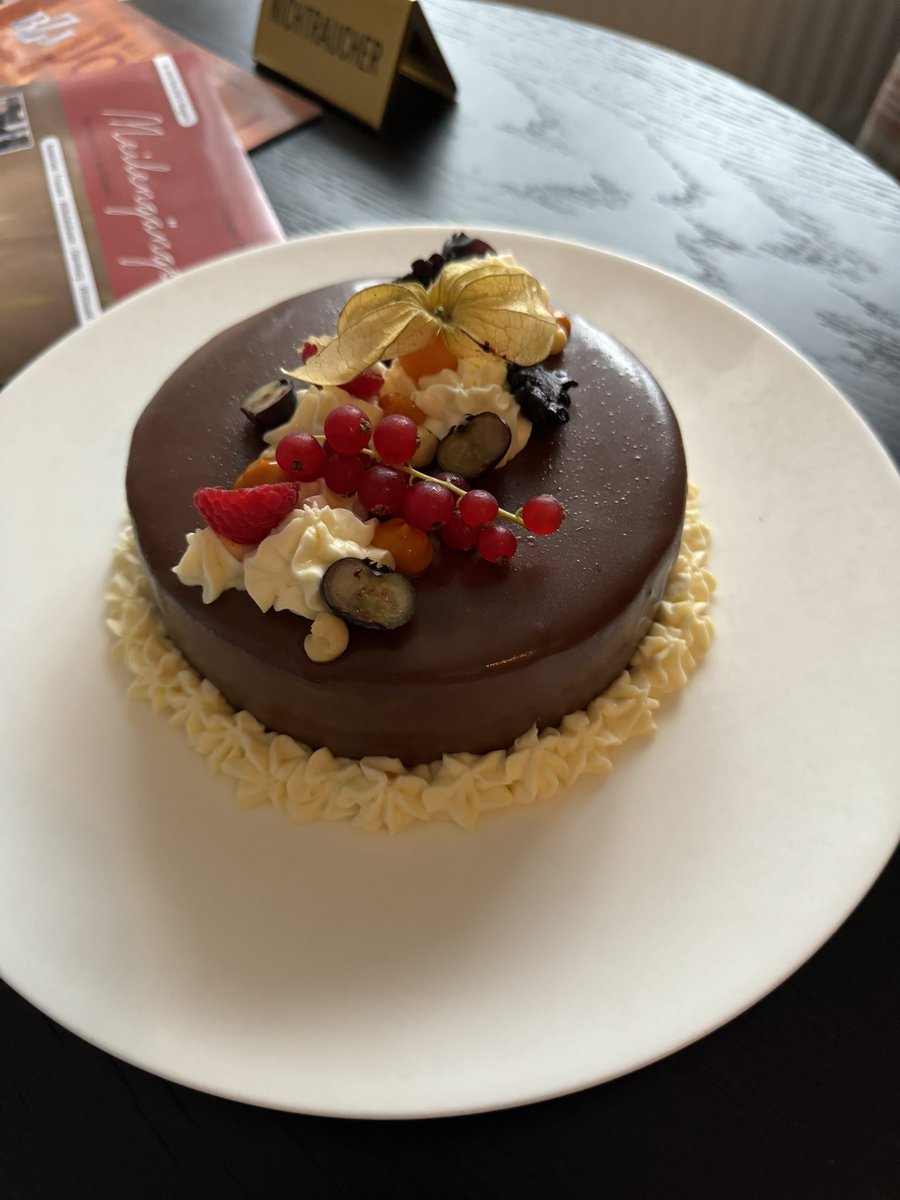 PrincessAlmigh2's tweet photo. Es gab Kuchen im Hotel 😍🤤 https://t.co/4mldGi2Di3