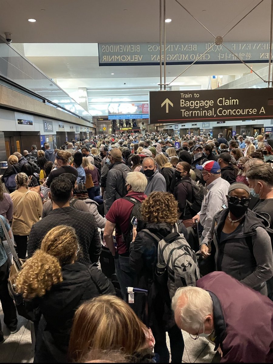 conryhenn31's tweet photo. @antwanstaley @zacharylevine25 This is such a bad design. Whenever trains break down, this happens. My pic is from December 2021. https://t.co/9CmZ3P8ZE2