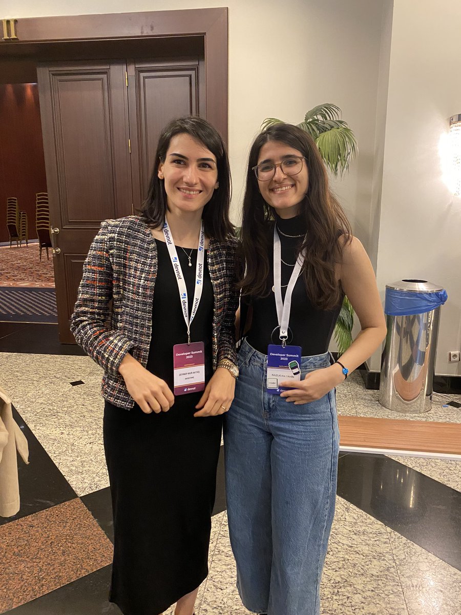 nazlicandev's tweet photo. Kitabımı okudun mu diye sormadı ama en kısa zamanda okuyacağım 💛🤭 #devnotsummit23 @zeynepnurdilek @ahmeetkok https://t.co/o0rwSlmpYd