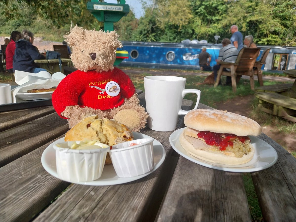 Pub_Panda's tweet photo. Today, the humans went for a canal walk at @CanalRiverTrust #HattonLocks. I decided to stay home but my pal Arnie had a great time with some scummy food at #HattonLocksCafe and a pint of @HookyBrewery Ironstone Lager at #HattonArms. Maybe I should have gone too...? #JealousEars https://t.co/f4zGPDahxV
