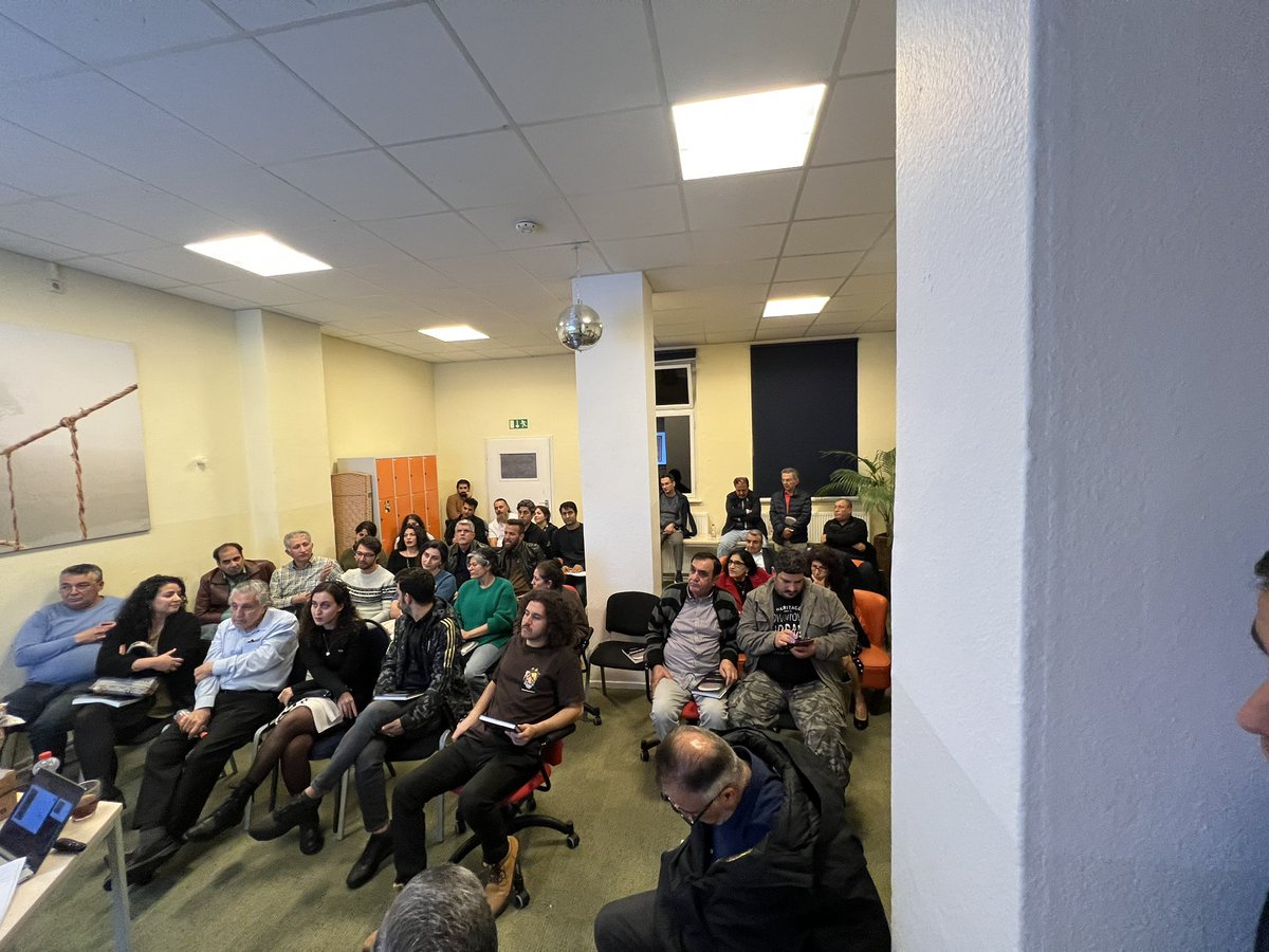 KGDOnline's tweet photo. Kurdischer Historiker und Sprachwissenschaftler @SoranHamarash stellte in #Berlin sein neues Buch vor und informierte über die Vorfahren der #Kurden, #Sumerer.
Als Sumerer bezeichnet man ein Volk, das im Gebiet von Sumer im südlichen Mesopotamien im 3. Jahrtausend v. Chr. lebte. Der Begriff Sumerer (akkadisch schumeru) kommt aus einer viel späteren Zeit, als altbabylonische Herrscher sich den Titel „König von Sumer und Akkad“ gaben und damit dem Vorvolk einen Namen in der Geschichte verliehen. Sich selber nannten die Sumerer saggiga, was so viel wie „die Schwarzköpfigen“ bedeutet.
@diakurd_org @MemoTanriverdi