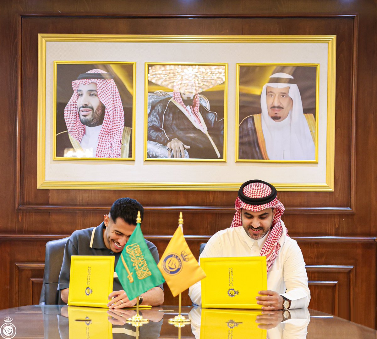 AlNassrFC's tweet photo. الظهيـر الأفضـل في المملكة 🤩
سلطان الغنام يجدد عقده مع ناديه النصر 💛 https://t.co/AeJ69Bliin
