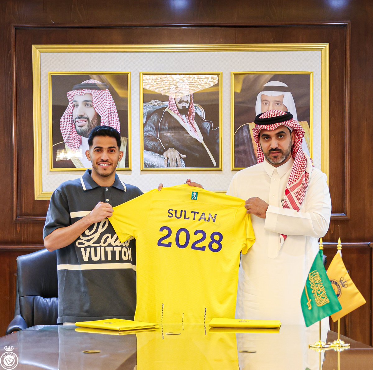 AlNassrFC's tweet photo. الظهيـر الأفضـل في المملكة 🤩
سلطان الغنام يجدد عقده مع ناديه النصر 💛 https://t.co/AeJ69Bliin
