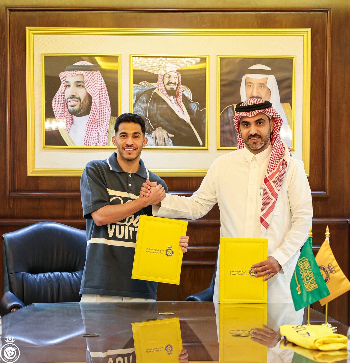 AlNassrFC's tweet photo. الظهيـر الأفضـل في المملكة 🤩
سلطان الغنام يجدد عقده مع ناديه النصر 💛 https://t.co/AeJ69Bliin