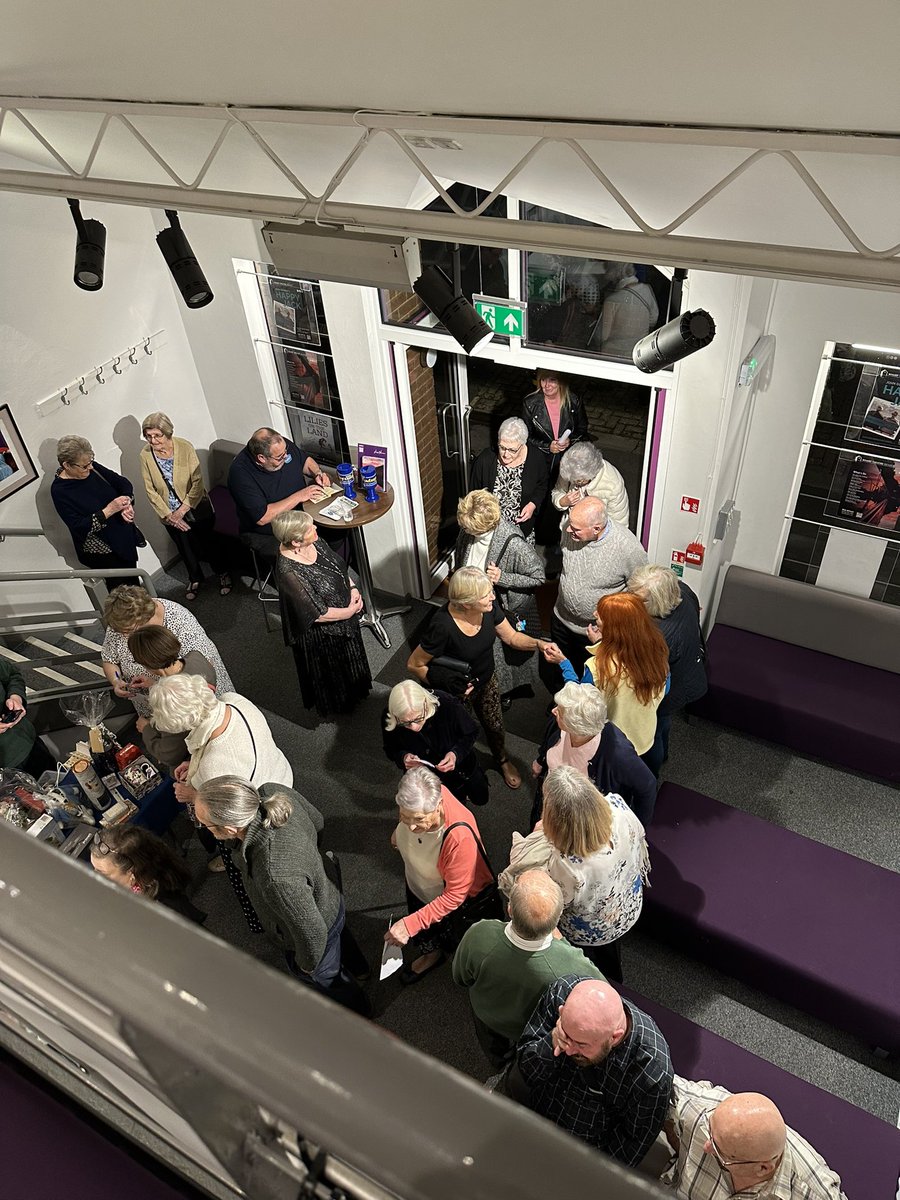 wint_twin_1's tweet image. Always nice to see a full theatre- just need to get them out of the bar and into the seats ! @WharfTheatreDev @fantasyradioUK