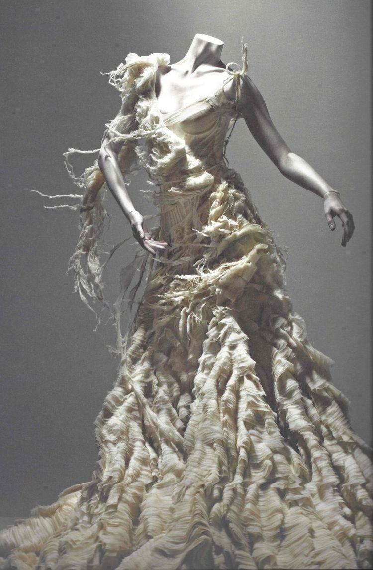 pyerissey's tweet photo. alexander mcqueen “savage beauty” https://t.co/0dy8r7sojc