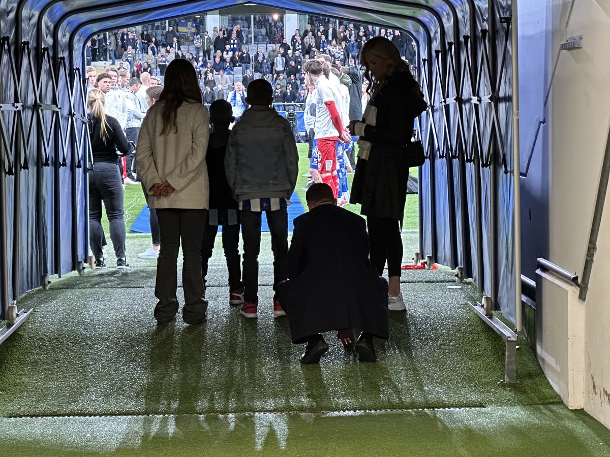 MicGWagner's tweet photo. För att förstå Marcus Bergs smärtor. Så här satt han på huk i spelargången, från slutsignalen många minuter, omgiven av Josefine, Jolie, Leonel och Mateo, innan det var dags för honom att kliva in till hyllningarna på Gamla Ullevi. 
Steloperation av del av ryggen på tisdag. https://t.co/nPJ20KQ0J2