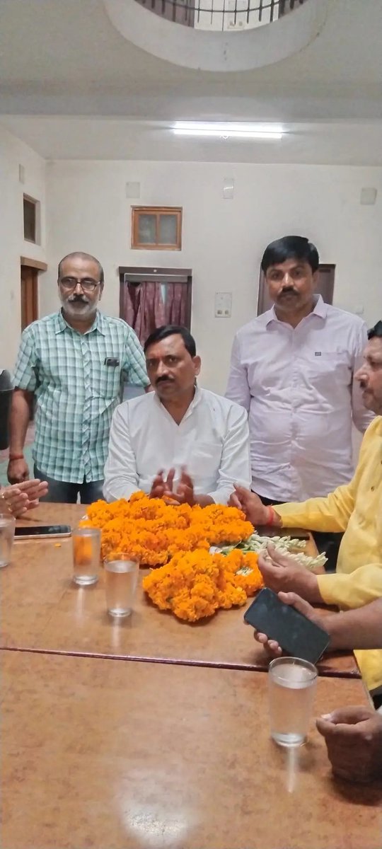 Shivkum23793831's tweet photo. वाराणसी में संगठन के पदाधिकारियों के साथ।
#18_october https://t.co/7oTg86l4Gh