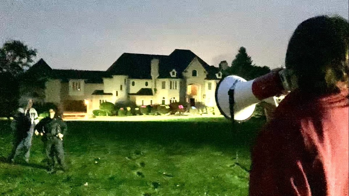 sunriseannarbor's tweet photo. A group of ~25 concerned citizens visited the mansion of Accident Fund CEO Lisa Corless, demanding she cut the contract with Cop City. She called the cops but no arrests were made.

Accident Fund insures Cop City. If they cut ties, construction will have to halt. https://t.co/wnMeUr7rZD