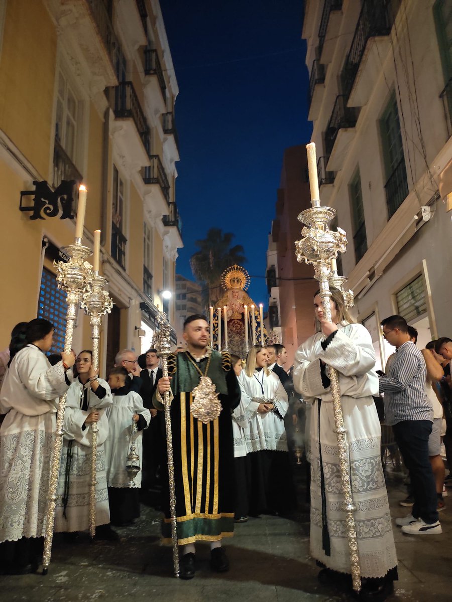 A su vez las andas entran en calle Calderon de la Barca en los.momentos previos a entonar el himno de la marcha "Lágrimas de San Juan" dedicada a nuestra Sagrada Titular.

#CofradiasMLG