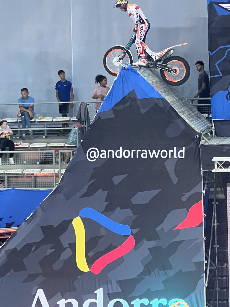 Espectacular show al poliesportiu d'Andorra, un any més i ja en són quatre, amb l'<a href="/xtrialand/">X-Trial Andorra la Vella</a>!

La  prova d'avui obre la segona mitat de la temporada del Campionat del món i reuneix als millor pilots. Impressionant veure-ho en directe! #xtrial #esports