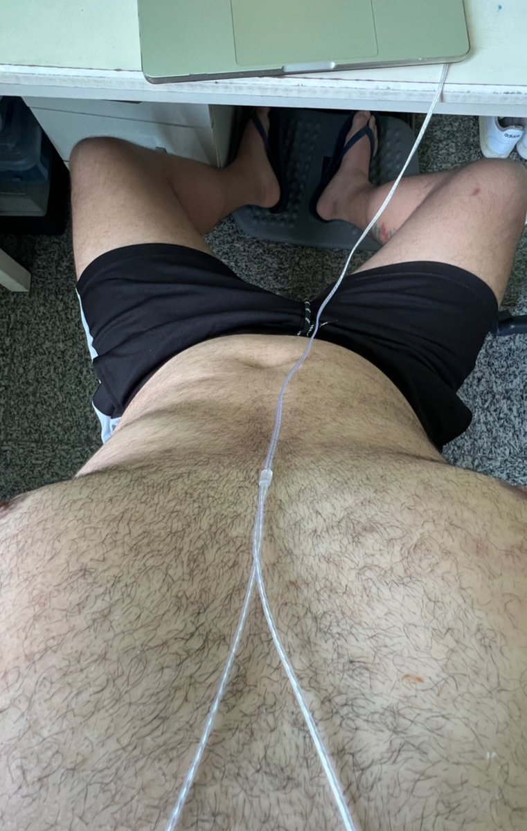 rodrigoolic's tweet photo. Nem assim pra trabalhar bem de casa… que calor é esse ? 🔥🥵 https://t.co/rnwPAlGWxV