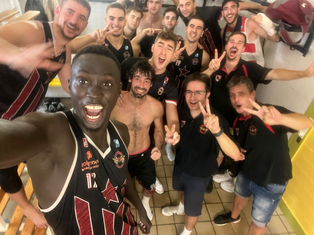 bisbalbasquet's tweet photo. SSSSSSSSSIIIIIIIIÍ!!! L'afició del Pavelló Vell empeny l'equip a avonseguir una espectacular remuntada i el Sol Gironès @bisbalbasquet s'imposa 86-76 al @cbzaragoza 

Els aragonesos tenien el partit de cara amb un +8 a 6' però els partits al Pavelló Vell són moooolt llaaaargs! https://t.co/XPDAsSG7Xx