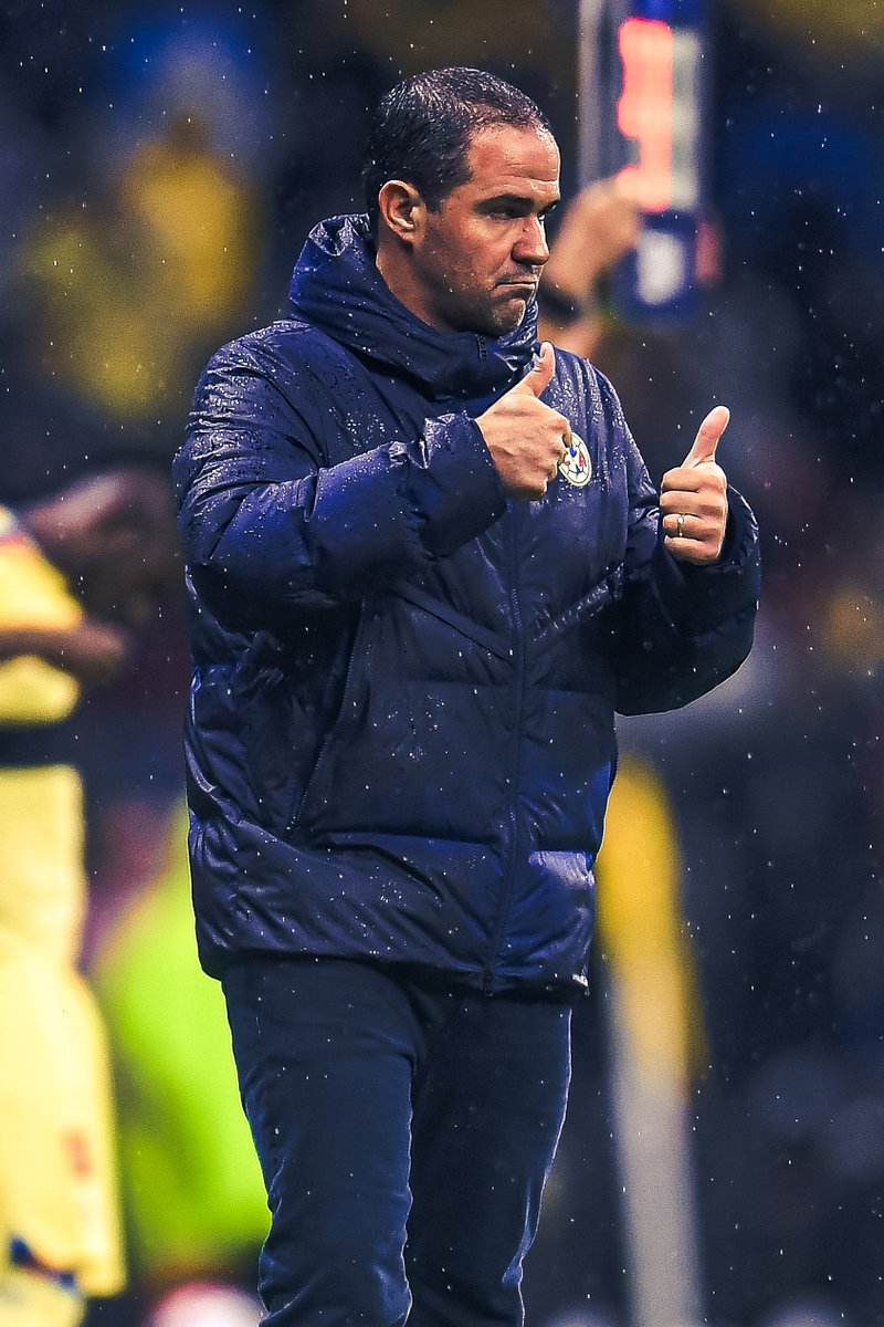 ClubAmerica's tweet photo. Recuerden abrigarse Águilas, hace frío 😉❄️ https://t.co/gzQyMphGX6
