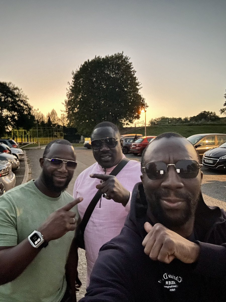 Un des plus grands lutteurs du Sénégal 🇸🇳 Gris Bordeaux m’a fait la surprise de passer me voir avec mon petit frère Tabz Kanté. 
C’est un honneur de t’avoir reçu chez moi! 

Vive la lutte sénégalaise🇸🇳

Big Up ✌🏾

#sénégal