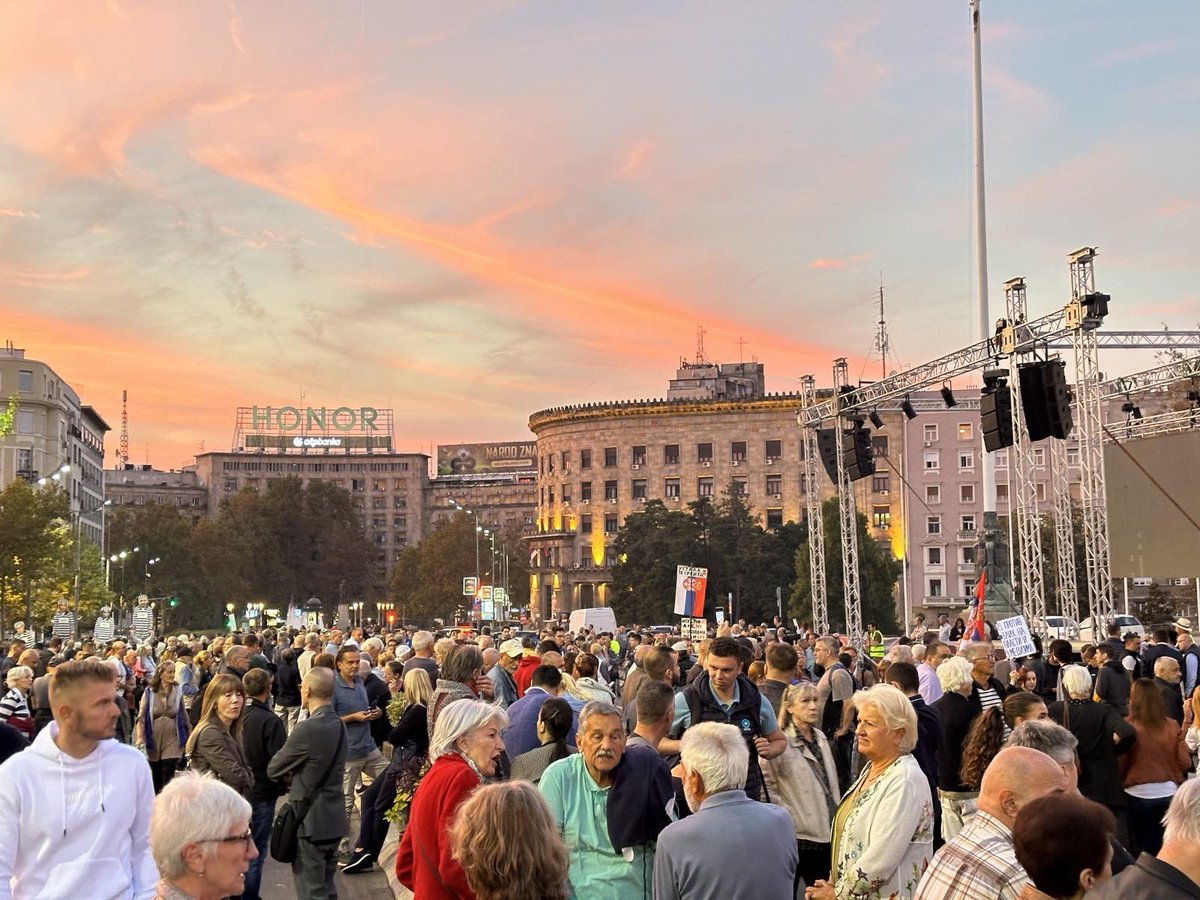 SaStaroGrada's tweet image. Svakodnevno se suočavamo sa nasiljem, a država ne preduzima ništa. Морамо да се изборимо за савремено, демократско, уређено друштво у ком смо безбедни.