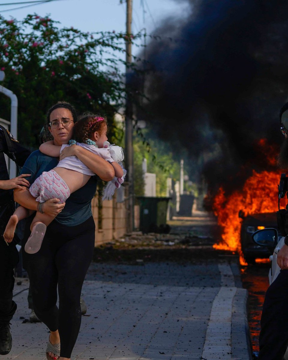 DiarioLibre's tweet photo. 🌐 |#MundoDL  Ataque de Hamás y represalia israelí dejan cientos de muertos y heridos
🔗https://t.co/KRE8Riw8Gx 

#DiarioLibre #Hamás #Heridos #Israel https://t.co/HJxW1pdCF2