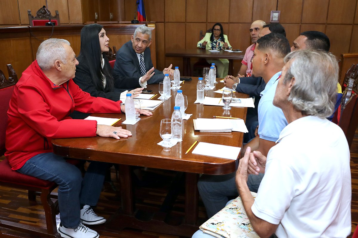 #EnFotos 📷|  Presidenta del <a href="/TSJ_Venezuela/">TSJ Venezuela</a>, <a href="/GladysTSJ/">Gladys Gutiérrez TSJ</a> sostuvo reunión con representantes de trabajadores despedidos por empresas Polar

#ElEsequiboEsNuestro
