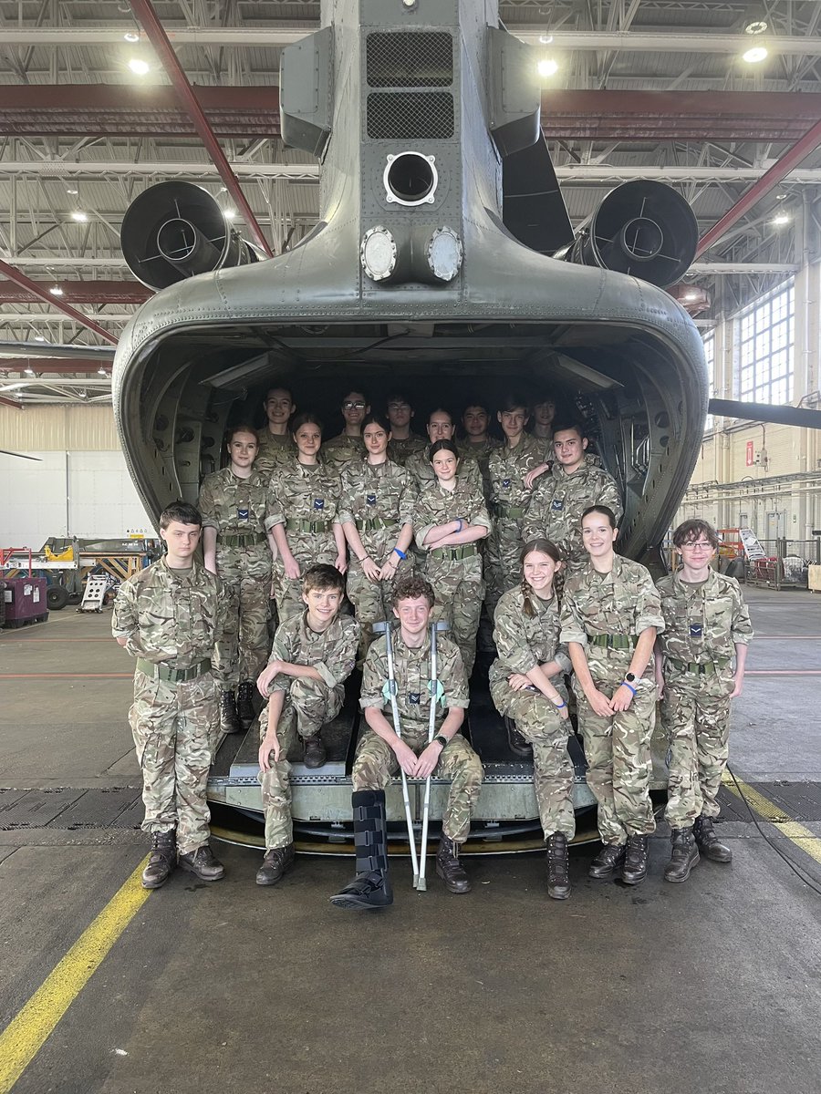 KHSCCF's tweet photo. Our @kinghamhillsch senior @aircadets enjoyed a visit to @RAF_Odiham on Tuesday, hearing about the #ChinookForce, survival equipment and the small arms bay. Thanks to all involved in the day for providing the cadets with such a hands on experience. @CCFcadets @SWRegionRAFAC https://t.co/dXHsRDGonI
