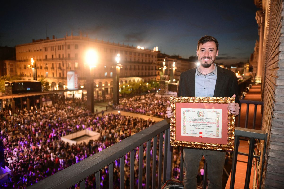 Cristian Álvarez 

Con su gente

Con su querida Zaragoza