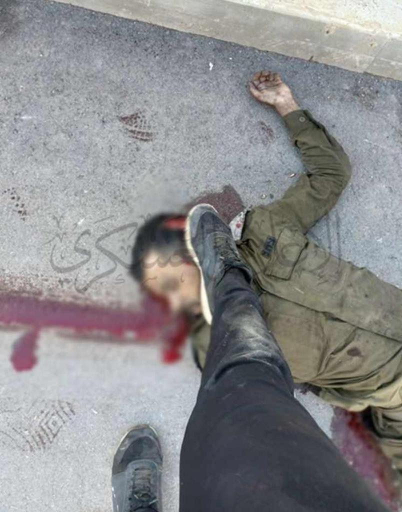 HmDervash's tweet photo. وہ وقت یاد کرو جب یہی یہودی سپاہی چھوٹے چھوٹے فلسطینی بچوں کی گردنوں پر پاؤں رکھ کر کھڑے ہوتے تھے😡⚔️ https://t.co/P3EgCrOJrh