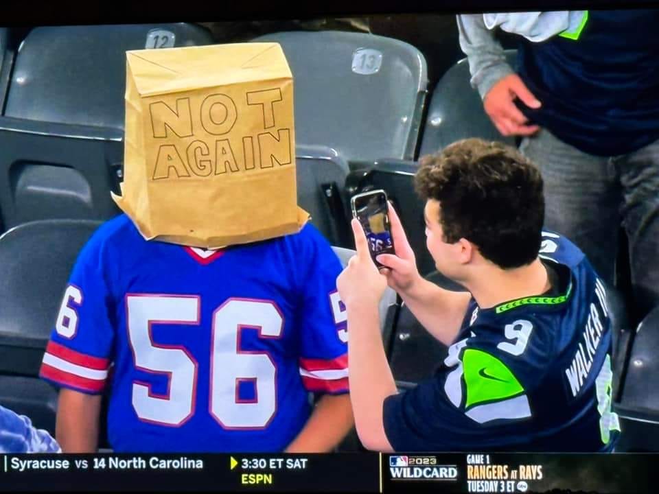 One of the best pictures of the Seahawks Giants MNF game. 

Tough time to be a Giants fan.... lol