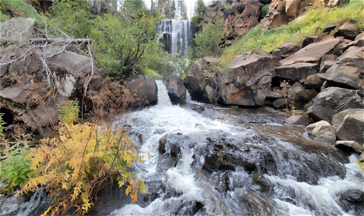 Pacheta Falls is a beautiful destination within the White Mountains that features a 131 foot waterfall! ow.ly/xBvF50PU941 #SaturdayExplorer