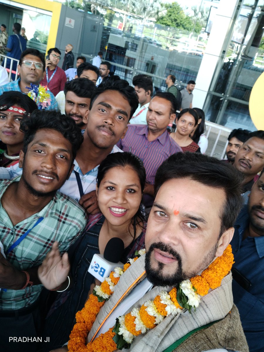 MilanpradhanNSS's tweet photo. #nykchhattisgarh के राज्य स्तरीय #YuvaUtsav2023 रायपुर में आमंत्रित युवा एवं खेल मंत्री भारत सरकार माननीय श्री अनुराग सिंह ठाकुर #yasministry जी का रायपुर एयरपोर्ट में स्वागत के दौरान उन्होंने हमारा फोन लेकर स्वयं सेल्फी लियायुवाओं के चहेते और दिलदार ठाकुर जी ।
धन्यवाद महोदय जी । https://t.co/FyoBYSRqpB
