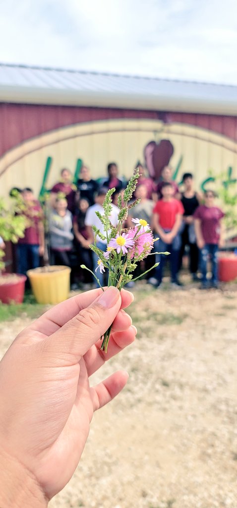 chsinteract5890's tweet photo. When you're a mom and your kids pick flowers for you... we mean high school Club Sponsor π³ π
#CHS #ChannelviewHS #Falcons #InteractClub #District5890
@ChannelviewHS @emet_crz @tchill_ @EVillarreal28 https://t.co/nwC6ywGJq3
