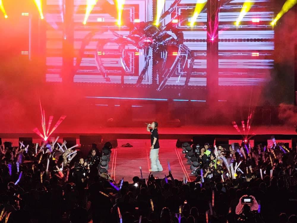 simkuihian's tweet photo. Borneo Sonic Music Festival 2023
 
Brief visit to experience the ambion.  Yes, this is the first time the music concert ever held in Sarawak stadium with all necessary logistic &amp; equipment by local Sarawak team
 
Sarawak has no issue as other part of 🇲🇾. Is ready to host more https://t.co/inPRXKnNyG