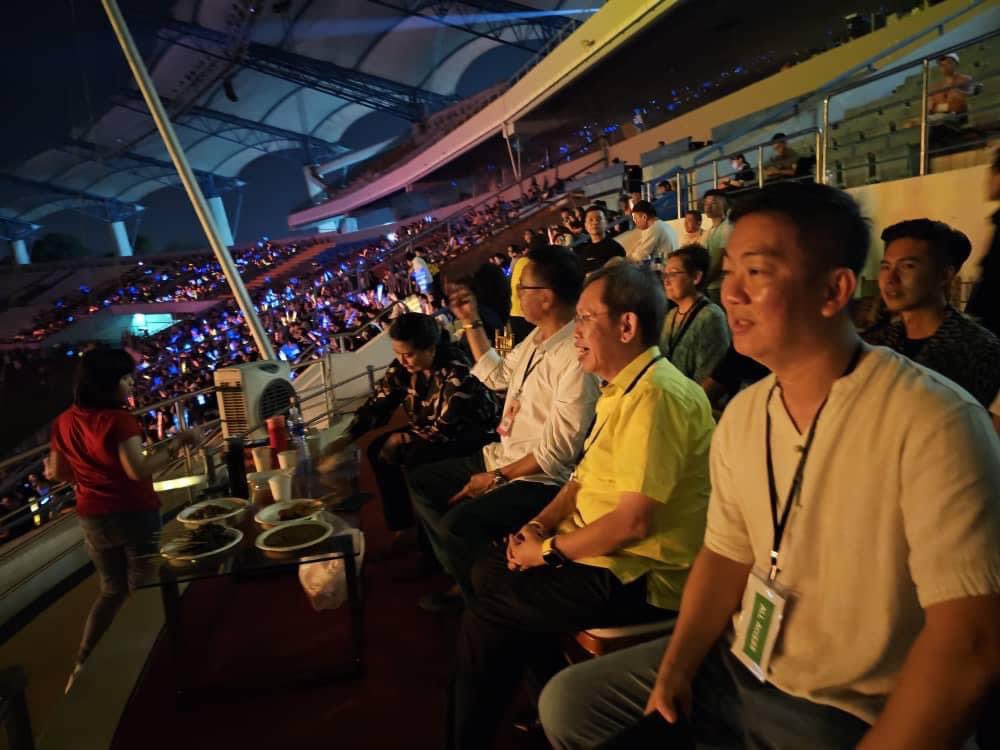 simkuihian's tweet photo. Borneo Sonic Music Festival 2023
 
Brief visit to experience the ambion.  Yes, this is the first time the music concert ever held in Sarawak stadium with all necessary logistic &amp; equipment by local Sarawak team
 
Sarawak has no issue as other part of 🇲🇾. Is ready to host more https://t.co/inPRXKnNyG
