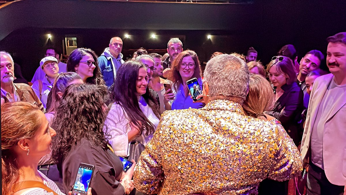 <a href="/mayrukcouture/">Barbaros Şansal 🇨🇾</a> burda olmaz Ankara! 
<a href="/standupfalan/">Falan</a>