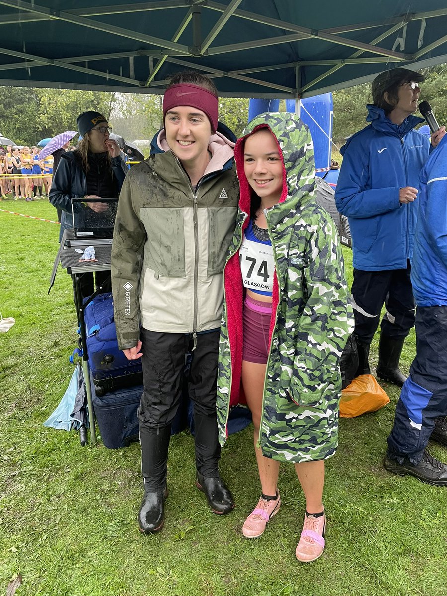 Our junior girls braved the rain & did themselves very proud today 🙌 🌟 Great support from all volunteers & a photo with @lauramuiruns topped it off. Thank you 🙏 @scotathletics @LindsayMcMaho15 @RobertonBilly