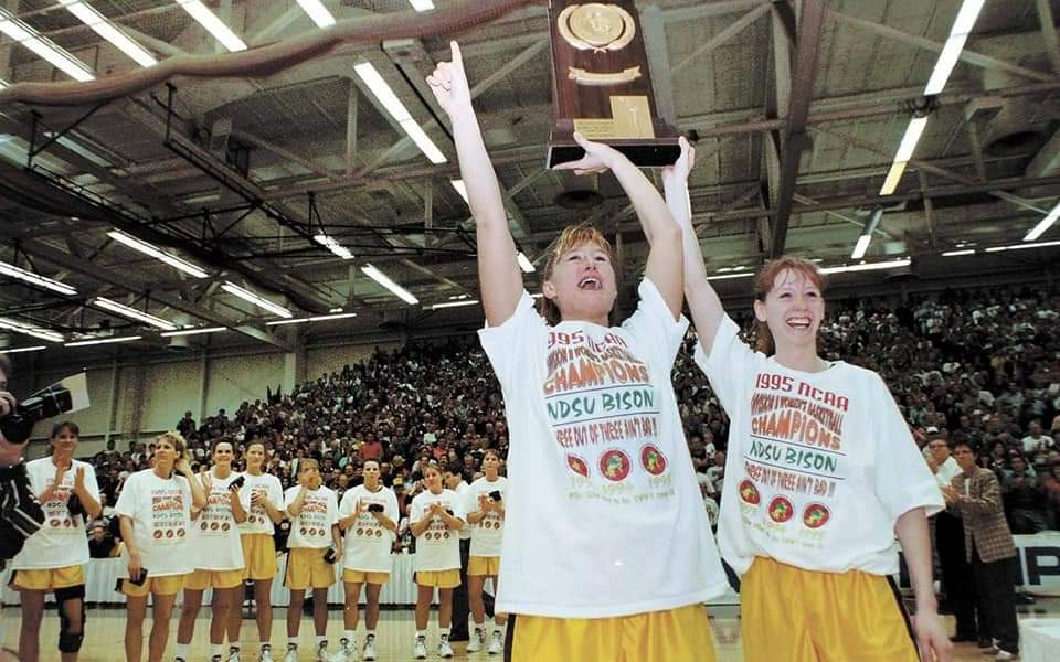 BLASTTOTHEPAST8's tweet image. UPDATED: From 2020

LYNETTE (MUND) JOHNSON: 1991 Milnor graduate. 

1990 Miss Basketball
3x All-State, 2x 1st team. 
2645 career points. 
High point game of 41 in state tourney against DesLacs-Burlington. 
Went to the State B her junior and senior seasons, placing 4th and then…