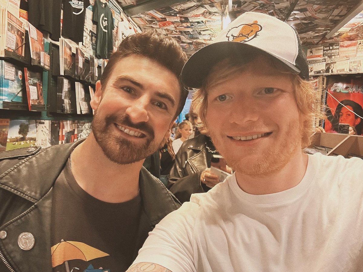 jetlaggedjamie's tweet image. you never know who's going to pop into your favourite independent record store, thanks @edsheeran for taking the time to remind me why i'll never not have a beard again! 

(also #AutumnVariations is a lovely album)

 #supportrecordstores #edsheeran #banquetrecords