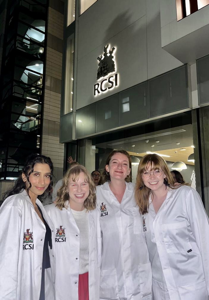 bluesideups's tweet photo. Elise adds to her wardrobe
#WhiteCoatCeremony https://t.co/OkXLd0Ahdv