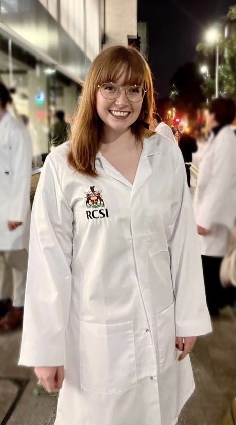 bluesideups's tweet photo. Elise adds to her wardrobe
#WhiteCoatCeremony https://t.co/OkXLd0Ahdv