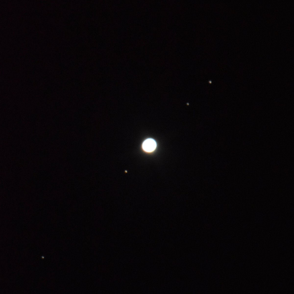 sciencekonek's tweet photo. LOOK UP! Saturn and Jupiter are visible!🪐✨

@will_spacenaut shares photos of Saturn and Jupiter with its four biggest moons (From Bottom Left: Callisto, Io, Europa, &amp; Ganymede). 

Visit our website for more science updates: https://t.co/trfLe3KkIY
#WorldSpaceWeek #WSW2023 🔭 https://t.co/FUlqua7ope