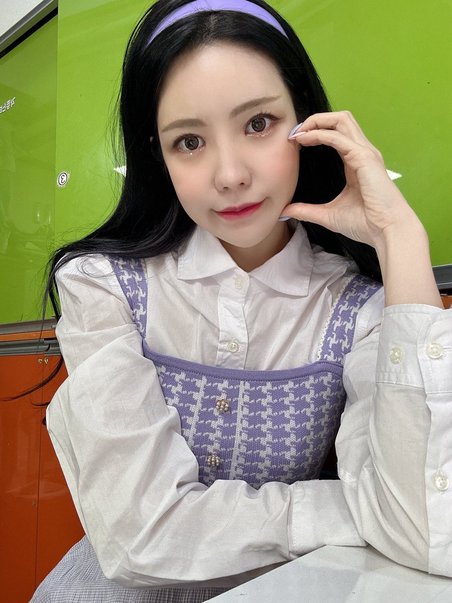 DayeonDyoa's tweet photo. 🩷 #다연 

볼하트 

#볼하트 #검정머리 #축제기간 #ootd https://t.co/BOAyt7TIEn