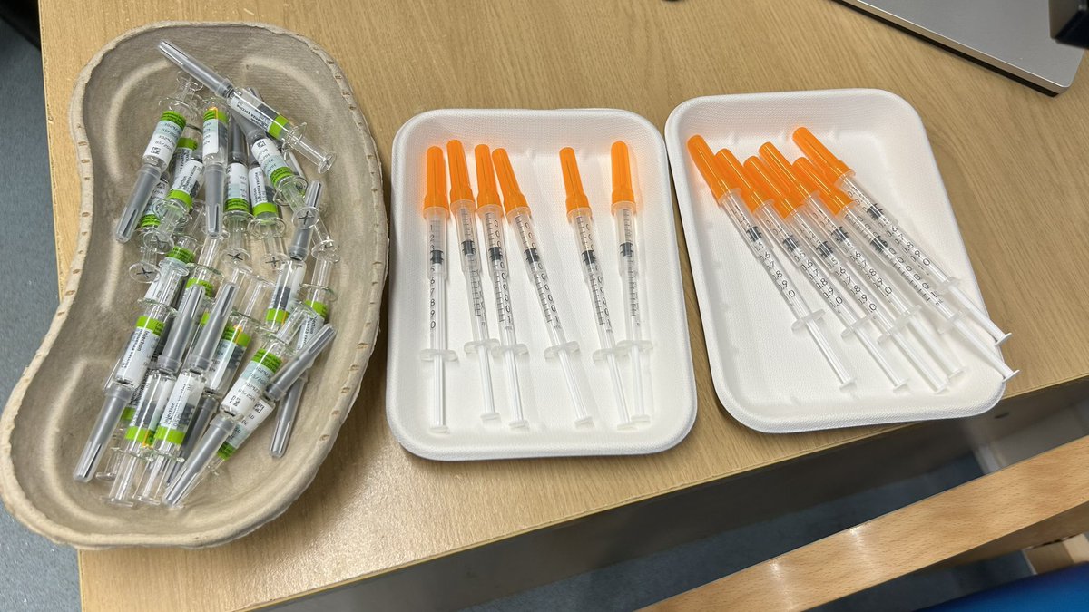 elliotthallMC's tweet photo. Another successful #flu and #covid vaccination clinic ✅ More than 800 patients vaccinated! A huge thank you to our amazing volunteers, vaccinators and admin team #teamwork https://t.co/5dFzd8y5nc