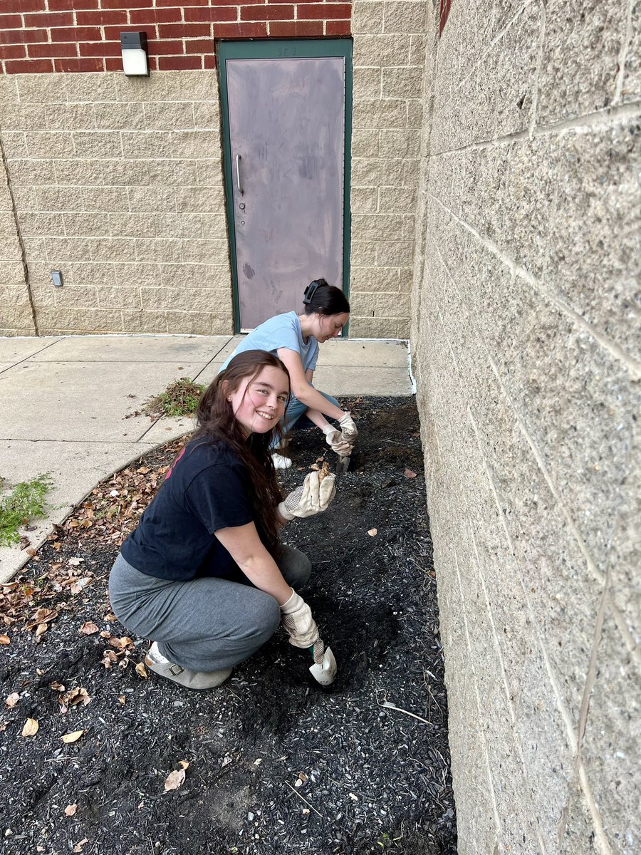 NHSBioTeach's tweet photo. Weeding and bulb planting! #BotanyBoss getting it done! https://t.co/0Hm45fbb9t